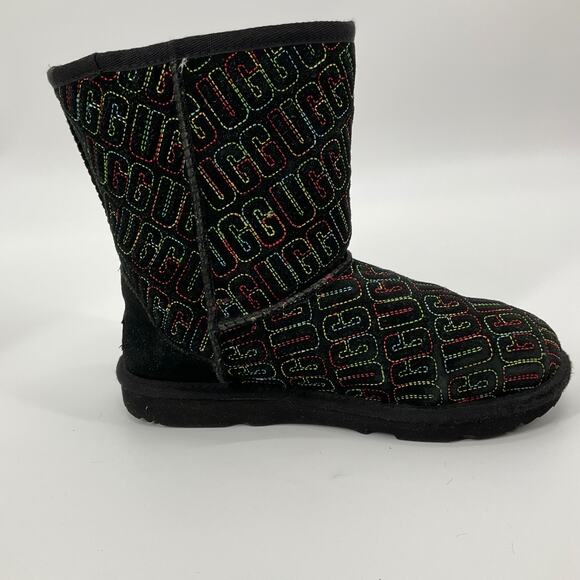 UGG Classic Short II Graphic Logo 1117532 Black / Goat  UGG Classic Short‎ Suede Shearling Embroidered Logo Boots Girls Youth 4 Black